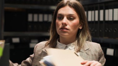 Afrikalı Amerikalı müfettiş kadın araştırmacıdan adli tıp raporu ve şüpheli bilgi istiyor. Çok ırklı polis ortakları organize suçları çözmek için soruşturma yürütüyorlar. Yakın çekim el bilgisayarı.