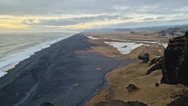 アイスランド 雄大な海岸線 ワインの天気のビーチフロントでノルディックな黒い砂浜のドローンショットは 魔法のアイスランドの設定を作成します 巨大な波が衝突する巨大な大西洋岸 — ストック写真