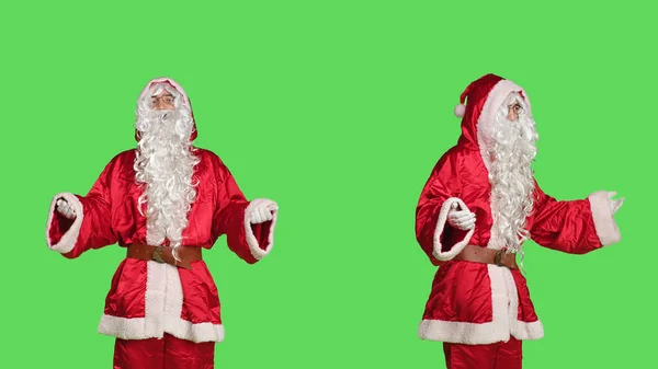 圣诞爪体现在12月的庆祝会上 在绿屏的背景下 有信心的年轻人穿着冬季服装 戴着眼镜 蓄着胡子 散发着快乐 — 图库照片