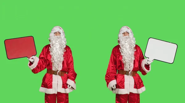 圣诞老人在摄像机上使用语音泡沫 与穿得像圣爪的人一起做季节性冬季广告 身穿红色服装的快乐男人拿着带有版权空间的台球 — 图库照片