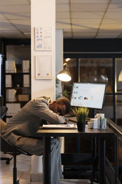 Utmattad Chef Sover Skrivbord Start Kontor Efter Att Arbetat Övertid — Stockfoto