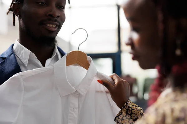 Africký Pár Nakupuje Módní Formální Oblečení Stylový Muž Zkouší Bílou — Stock fotografie
