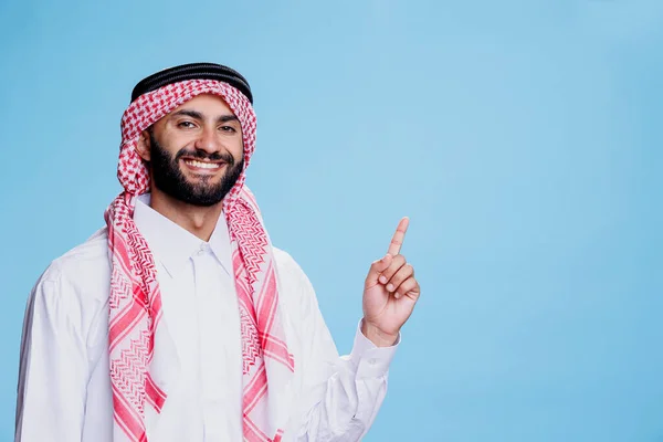 Fröhlicher Muslimischer Mann Traditioneller Robe Der Mit Lächelndem Gesichtsausdruck Nach — Stockfoto