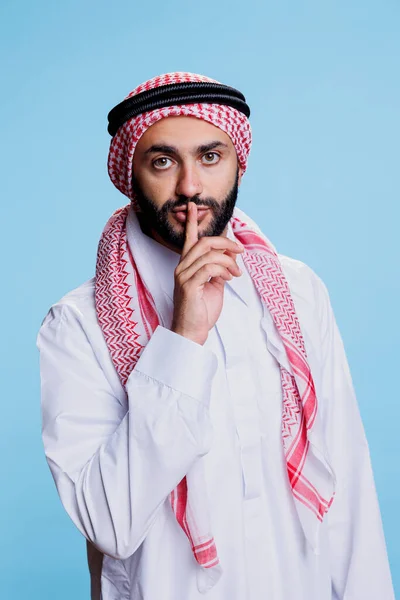 Homem Muçulmano Vestindo Roupas Tradicionais Mostrando Gesto Tranquilo Tocando Dedo — Fotografia de Stock