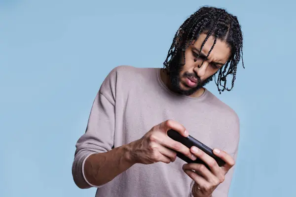 Geconcentreerde Arabisch Man Gamer Spelen Online Spel Smartphone Jonge Persoon — Stockfoto