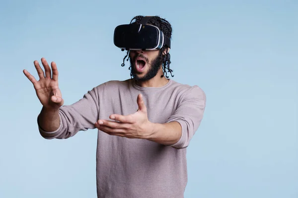 Homem Excitado Óculos Explorando Realidade Virtual Tocando Objetos Metaverso Pessoa — Fotografia de Stock