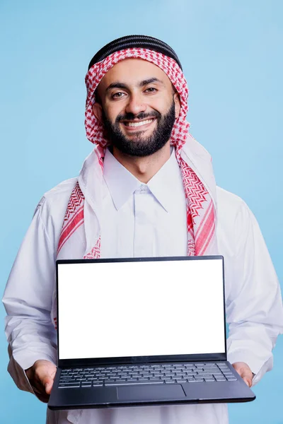 Homem Muçulmano Sorridente Mostrando Laptop Com Tela Branco Mockup Para — Fotografia de Stock