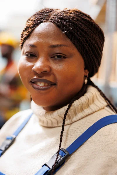 Uśmiechnięty Afrykański Kierownik Logistyki Patrzący Kamerę Magazynie Kobieta Warkoczami Magazynie — Zdjęcie stockowe