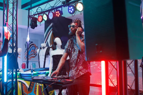 Kulaklıklı Gece Kulübünde Sahnede Dijital Elektronik Müzik Kumandası Kullanarak Sesleri — Stok fotoğraf