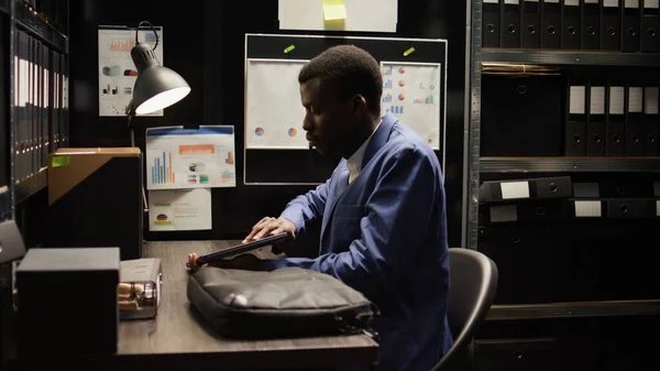 Magánnyomozó Laptop Táska Kezében Bemegy Irodába Elkezd Dolgozni Afro Amerikai — Stock Fotó