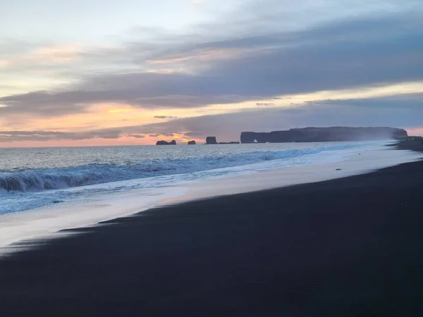 Playa Islandesa Arena Negra Norte Hermosa Costa Del Océano Frente —  Fotos de Stock
