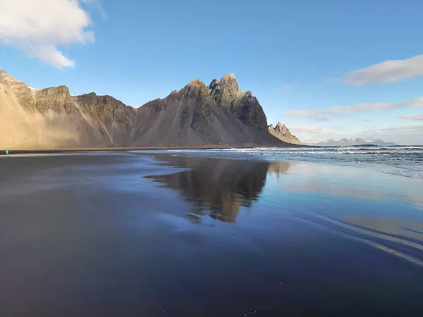 黒い砂浜で海を満たすロッキーな山頂 素晴らしいアイスランド風景 ベストラーコーン山と海岸沿いの北欧諸島 — ストック写真