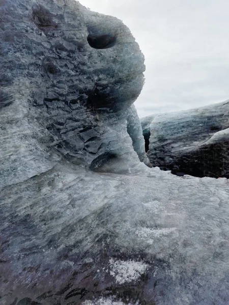 氷の洞窟のトンネルの中の氷の風景は 覆われた霜の透明な岩を備えています 凍った洞窟 アイスランドの風景に割れた氷塊 — ストック写真