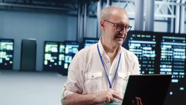 Starší Inženýr Odborně Spravuje Data Při Navigaci Farmě Průmyslových Serverů — Stock video