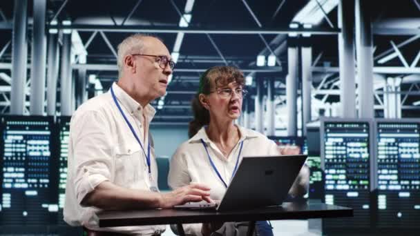 Seneszente Kollegen Schauen Sich High Tech Rechenzentrum Überprüfen Mit Laptop — Stockvideo