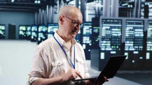 Oud Professioneel Navigatienetwerk Van Serverelektronica Industriële Hub Ontwikkelaar Met Laptop — Stockvideo