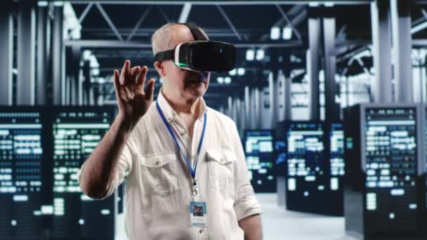 Älterer Ingenieur Einem Modernen Rechenzentrum Mit Virtual Reality Headset Der — Stockvideo
