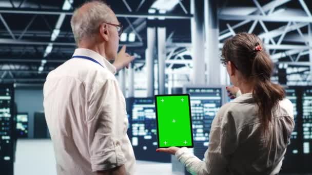 Experts Die Chroma Key Tablet Gebruiken Energie Efficiënte Datacenter Clusters — Stockvideo