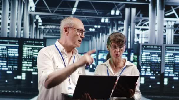 Oudere Werknemers Monitoren Groene Energie Datacenter Infrastructuur Server Systemen Die — Stockvideo