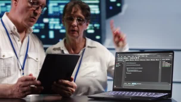 Inspetores Experientes Tecnologia Resolvem Tarefas Tablet Enquanto Scripts São Executados — Vídeo de Stock