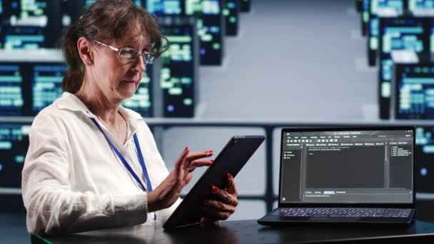 Teknolojik Olarak Gelişmiş Sunucu Odasındaki Yaşlı Çalışanımız Dizüstü Bilgisayar Tablet — Stok video