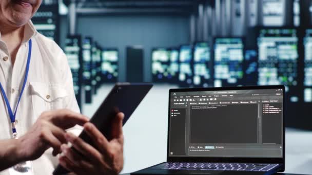 Técnico Sênior Data Center Resolvendo Tarefas Tablet Enquanto Executa Scripts — Vídeo de Stock