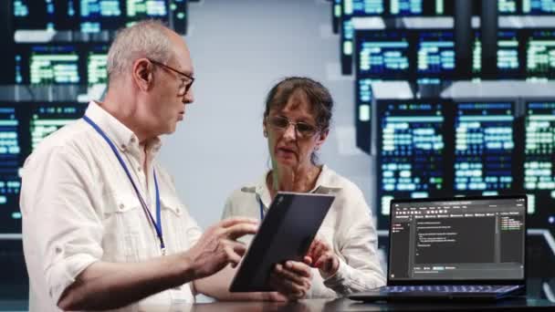 Yüksek Teknoloji Tesisinde Çalışkan Mühendisler Bilgisayardaki Senaryoları Çalıştırırken Tablet Üzerindeki — Stok video