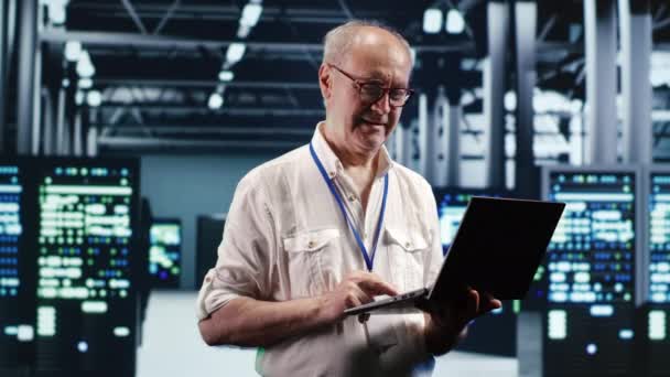 Gericht Professioneel Navigatienetwerk Van Messenservers Industriële Hub Serviceman Met Laptop — Stockvideo