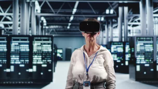 Verouderde Beheerder Moderne Serverruimte Met Virtual Reality Headset Het Uitvoeren — Stockvideo