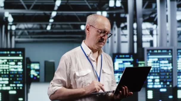Odborná Profesionální Navigační Síť Serverů Pracovišti Technik Notebookem Ruce Zajišťuje — Stock video