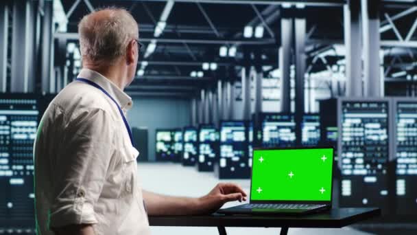 Desenvolvedor Sala Servidores Habilmente Gerenciar Dados Enquanto Navega Através Mainframes — Vídeo de Stock