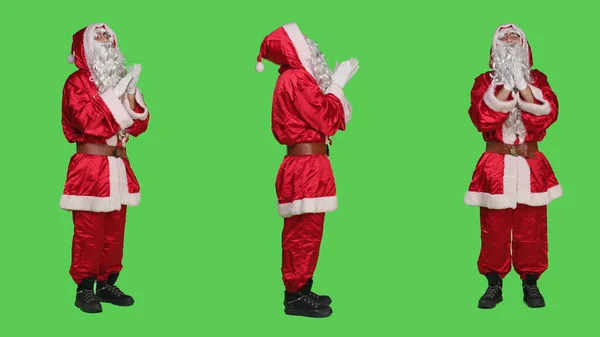 快乐的角色在镜头前欢呼 为某事欢呼 并在绿屏背景上拍手 圣诞老人很高兴站在那里鼓掌 传统的红色服装 — 图库照片