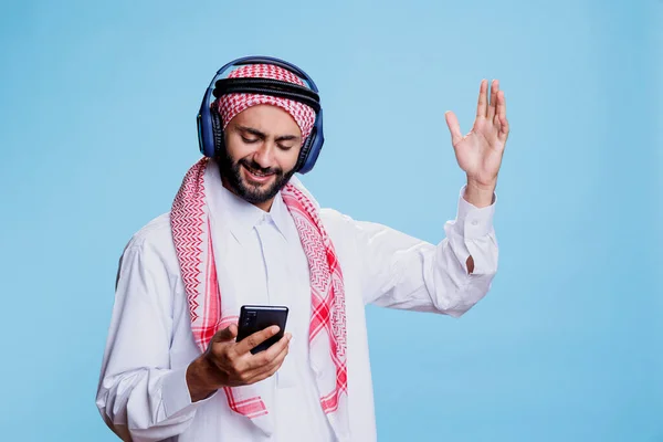 Muslimischer Mann Mit Ghutra Kopftuch Und Drahtlosem Kopfhörer Der Den — Stockfoto