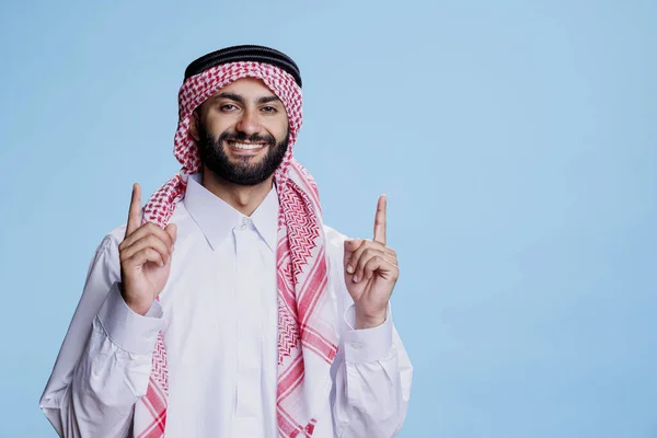 Smiling Muslim Man Wearing Traditional Culture Clothes Pointing Copy Space — Stock Photo, Image