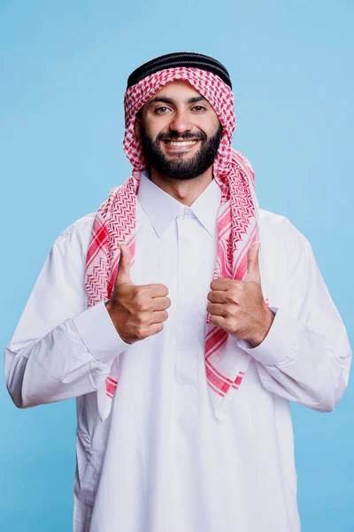 Uomo Musulmano Sorridente Vestito Con Abiti Islamici Tradizionali Che Mostra — Foto Stock