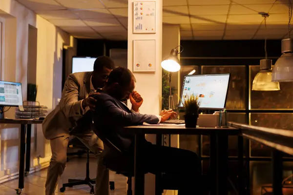Geschäftsmann Weckt Arbeiter Nachdem Auf Dem Tisch Startup Büro Eingeschlafen — Stockfoto