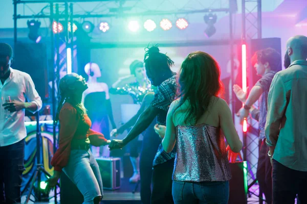 Parti Dansçıları Dans Pistinde Dans Ederken Gece Kulübünde Eğleniyorlar Diskoteğe — Stok fotoğraf