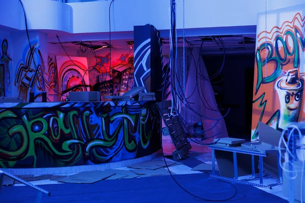Opuszczony Budynek Graffiti Ścianach Neonami Pusta Przestrzeń Artystyczna Wyglądająca Grungowo — Zdjęcie stockowe