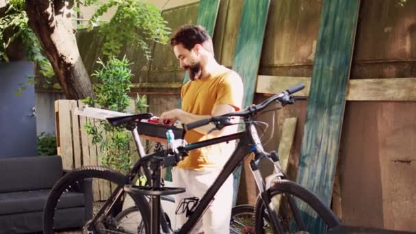 Portré Kilátás Sport Szerető Férfi Kerékpáros Megragadja Kerékpár Szerszámkészlet Keres — Stock videók