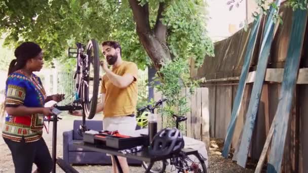 Bahçedeki Hasarlı Bisiklet Parçalarını Profesyonel Alet Çantasıyla Tamir Eden Sağlıklı — Stok video