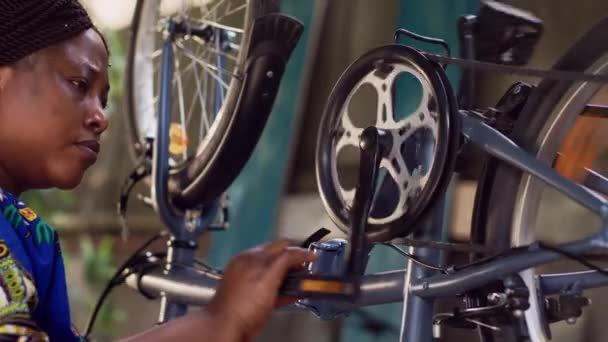 Primo Piano Ciclista Atletica Femminile Meticolosamente Esaminando Correggendo Danni Sul — Video Stock