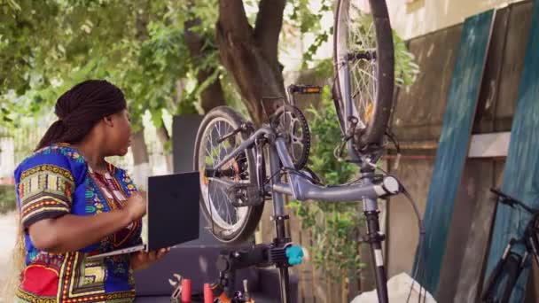 Femme Cycliste Active Utilisant Ordinateur Portable Dans Cour Assure Des — Video