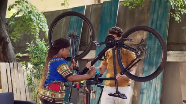 Elkötelezett Fiatal Többnemzetiségű Pár Akik Sérült Kerékpárt Biztosítanak További Karbantartáshoz — Stock videók