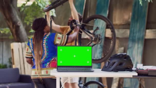 Laptop Δείχνει Greenscreen Ενώ Υγιή Και Ενεργό Διαφυλετικό Ζευγάρι Καθορίζει — Αρχείο Βίντεο