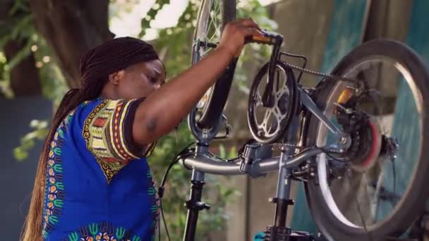 Vista Cercana Señora Afroamericana Sana Meticulosamente Inspeccionando Manteniendo Componentes Bicicleta — Vídeos de Stock