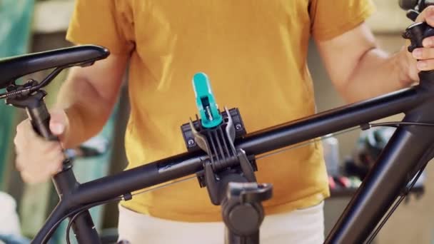 Zbliżenie Sportowych Miłośników Męskiego Chwytania Zabezpieczenia Uszkodzonego Roweru Regulacji Stojaku — Wideo stockowe