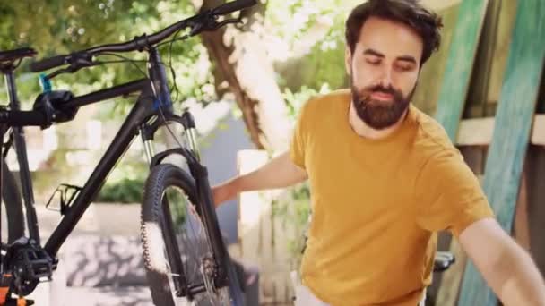 Atletik Adam Hasarlı Bisikleti Tamir Ediyor Bahçedeki Alet Çantasından Özel — Stok video