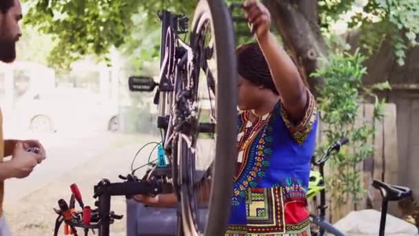Couple Interracial Engagé Extérieur Entretien Des Composants Bicyclette Femme Noire — Video