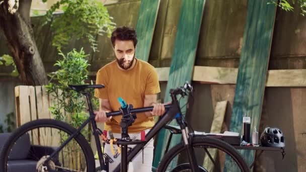 Ciclista Masculino Activo Sano Que Lleva Coloca Cuidadosamente Bicicleta Para — Vídeos de Stock