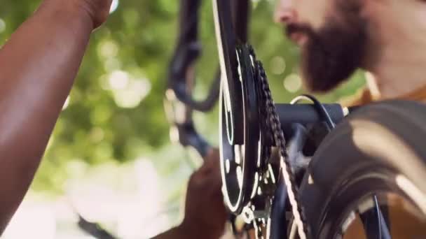 Spor Düşkünü Çok Irklı Çift Bahçede Bisiklet Tekerleği Tamir Edilmesi — Stok video